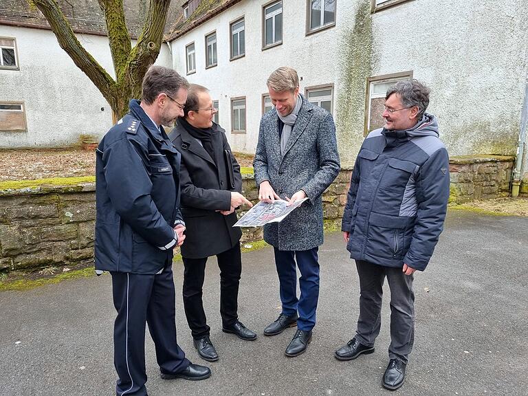 Bei einem Pressegespräch wurden die Planungen zur weiteren Entwicklung der Hochschule für Polizei vorgestellt (von links): Harald Kraft, stellvertretende Leiter der Hochschule für Polizei am Standort Wertheim, Frank Berkenhoff, Leiter des Amts Vermögen und Bau Heilbronn, Oberbürgermeister Markus Herrera Torrez und Hubert Burger, Leiter Referat Liegenschaften.