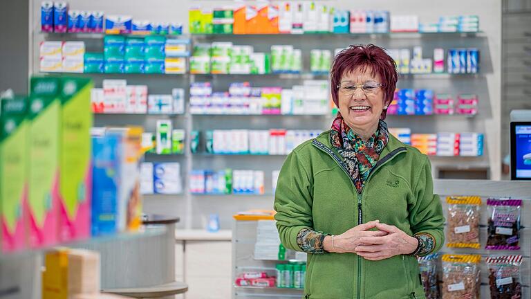 Sylvia Pöhlmann im Verkaufsraum der St. Margareten Apotheke, die sie nach fünf Jahrzehnten&nbsp; an ihre beiden Mitarbeiterinnen abgibt.&nbsp;