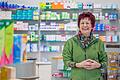 Sylvia Pöhlmann im Verkaufsraum der St. Margareten Apotheke, die sie nach fünf Jahrzehnten&nbsp; an ihre beiden Mitarbeiterinnen abgibt.&nbsp;