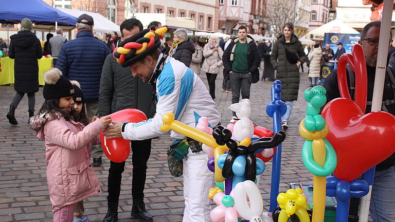 Voradventliches Flair mit Livemusik und mehreren Foodtrucks auf dem Marktplatz, viele Marktstände und geöffnete Geschäfte, einen Flohmarkt sowie den Kunst- und Handwerkermarkt im Rathaus bot wieder der Andreasmarkt in Karlstadt.