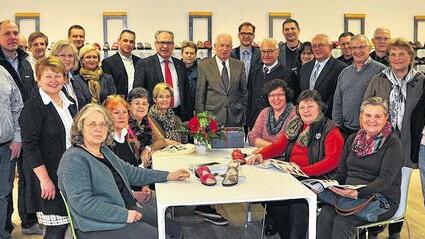 Bürgermeister Rudi Eck und Landrat Rudolf Handwerker, der Stadtrat Haßfurt sowie Mitarbeiter der Stadtverwaltung Haßfurt besichtigten die Waldi Schuhfabrik GmbH in Haßfurt, wo sie vom Geschäftsführer der Waldi GmbH, Hans-Joachim Wolter begrüßt wurden (Bildmitte). Bürgermeister Rudi Eck und Landrat Rudolf Handwerker, der Stadtrat Haßfurt sowie Mitarbeiter der Stadtverwaltung Haßfurt besichtigten die Waldi Schuhfabrik GmbH in Haßfurt, wo sie vom Geschäftsführer der Waldi GmbH, Hans-Joachim Wolter begrüßt wurden (Bildmitte).