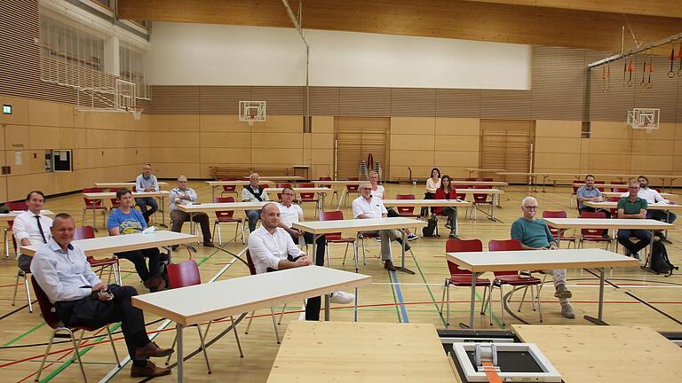 Der Marktheidenfelder Stadtrat besuchte die Schulturnhalle der Gemündener Realschule, um sich Inspiration für die Main-Spessart-Halle zu holen.