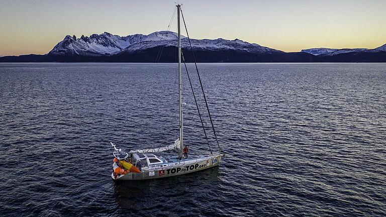 Ein Blick auf das Segelboot&nbsp;der 'TOPtoTOP'-Stiftung mitten in der Arktis. Mit diesem Boot wollen Max Kortmann und seine Kollegen für ihre Mikroplastik-Forschung um die Arktis segeln.&nbsp;