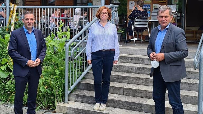 Im Bild (von links) Landtagsabgeordneter Thorsten Schwab, Stefanie Heßdörfer (Koordinatorin des Mehrgenerationenhauses) und Bürgermeister Franz-Josef Sauer. Im Bild (von links) Landtagsabgeordneter Thorsten Schwab, Stefanie Heßdörfer (Koordinatorin des Mehrgenerationenhauses) und Bürgermeister Franz-Josef Sauer.