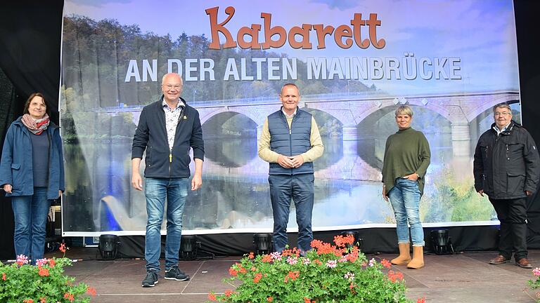 Zogen ein positives Fazit zum Kabarett an der alten Mainbrücke (von links): Stadtmarketingleiterin Inge Albert, Veranstalter Martin Rassau, Bürgermeister Thomas Stamm sowie von der Bürgerkulturstiftung Susanne Rinno und Wolfgang Hörnig.