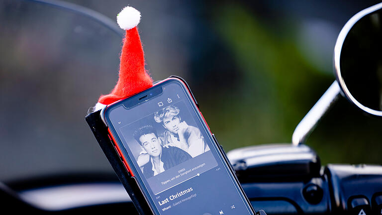 «Last Christmas» von Wham!       -  «Last Christmas» von Wham!ARCHIV - 19.12.2020, Schleswig-Holstein, Kiel: Auf dem Display eines Smartphones, das an einem Motorrad befestigt ist, ist die britische Gruppe Wham und der Schriftzug «Last Christmas» zu sehen. Mit 802 Millionen Abrufen streamten die Deutschen an Heiligabend so viel Musik wie noch nie zuvor binnen 24 Stunden. (zu dpa-Korr «Immer nur «Deutsche streamten an Heiligabend so viel Musik wie nie zuvor») Foto: Frank Molter/dpa - ACHTUNG: Verwendung nur im vollen Format +++ dpa-Bildfunk +++