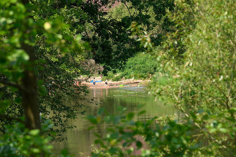 Am schönen Saalestrand: Die Badebucht in Gräfendorf bietet an heißen Tagen einen wunderbaren Platz, um Kopf und Körper wieder auf Normaltemperatur zu bringen. Am schönen Saalestrand: Die Badebucht in Gräfendorf bietet an heißen Tagen einen wunderbaren Platz, um Kopf und Körper wieder auf Normaltemperatur zu bringen.
