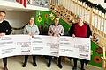 Kindergärten in Weikersheim erhalten Weihnachtsspenden von bdtronic von links: Ömer Öztürk, Geschäftsführer von bdtronic mit Dorothée Lorey vom katholischen Kindergarten St. Franziskus, Christiane Geier vom evangelischen Kindergarten 'Fürstin Margarita' und Kerstin Müller von der Kita Schatzinsel.
