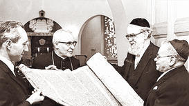 Ein neues Verhältnis zwischen Christen und Juden war Bischof Stangl (Zweiter von links) ein besonderes Anliegen. Hier überreicht er dem Vorsitzenden der Israelitischen Kultusgemeinde David Schuster (rechts) anlässlich der Einweihung der Synagoge (1970) eine Thora-Rolle. - Ein neues Verhältnis zwischen Christen und Juden war Bischof Stangl (Zweiter von links) ein besonderes Anliegen. Hier überreicht er dem Vorsitzenden der Israelitischen Kultusgemeinde David Schuster (rechts) anlässlich der Einweihung der Synagoge (1970) eine Thora-Rolle. Ein neues Verhältnis zwischen Christen und Juden war Bischof Stangl (Zweiter von links) ein besonderes Anliegen. Hier überreicht er dem Vorsitzenden der Israelitischen Kultusgemeinde David Schuster (rechts) anlässlich der Einweihung der Synagoge (1970) eine Thora-Rolle. - Ein neues Verhältnis zwischen Christen und Juden war Bischof Stangl (Zweiter von links) ein besonderes Anliegen. Hier überreicht er dem Vorsitzenden der Israelitischen Kultusgemeinde David Schuster (rechts) anlässlich der Einweihung der Synagoge (1970) eine Thora-Rolle.