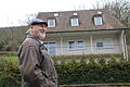 Walter Reuß vor seinem Haus in Gemünden, das sein Leben zerstört habe.