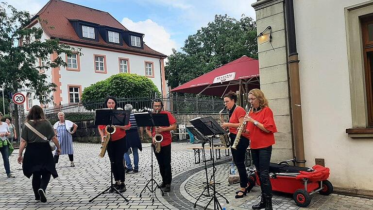 Das Saxophon-Quartett sorgte für musikalische Unterhaltung. - Das Saxophon-Quartett sorgte für musikalische Unterhaltung. Das Saxophon-Quartett sorgte für musikalische Unterhaltung. - Das Saxophon-Quartett sorgte für musikalische Unterhaltung.