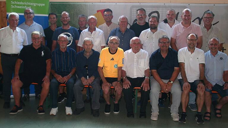 Auf dem Foto die Geehrten der Schiedsrichtergruppe.