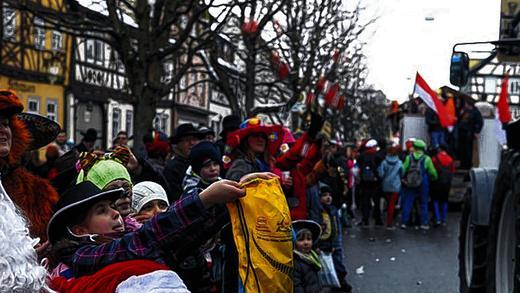 Kamellen-Sammeln: Das war bei den Kindern in Ostheim angesagt am Rande des Ufo-Zugs. Kamellen-Sammeln: Das war bei den Kindern in Ostheim angesagt am Rande des Ufo-Zugs.