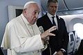 Papst Franziskus spricht während einer Pressekonferenz an Bord des Flugzeugs auf seinem Rückflug von einer Reise nach Thailand und Japan.&nbsp;