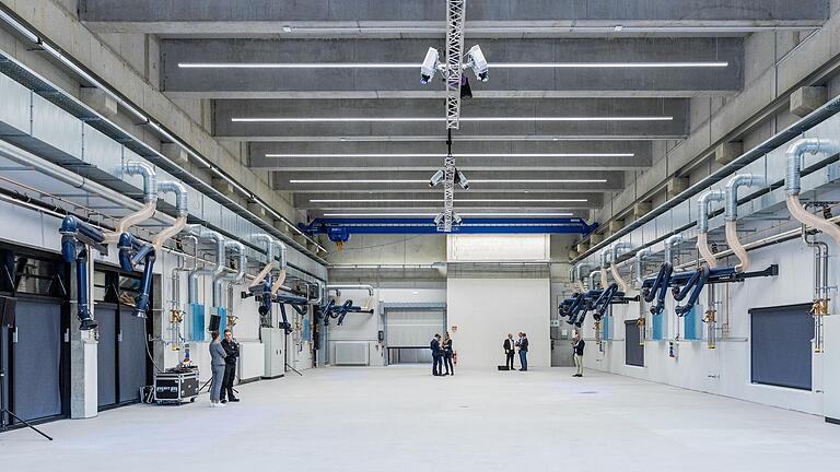 Noch sind die Labore der neuen SKZ-Modellfabrik in Würzburg leer, doch schon Anfang 2023 soll dort intensiv rund um das Plastik von morgen geforscht werden. Noch sind die Labore der neuen SKZ-Modellfabrik in Würzburg leer, doch schon Anfang 2023 soll dort intensiv rund um das Plastik von morgen geforscht werden.