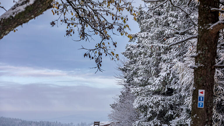 Winterwetter in der Rhön       -  Schneefall hat die Rhön am Samstag (19.11.22) zum Teil – wie hier an der Hochrhönstraße – in eine weiße Landschaft verwandelt. Das kurze Winterintermezzo soll schon zum Wochenbeginn wieder vorbei sein.