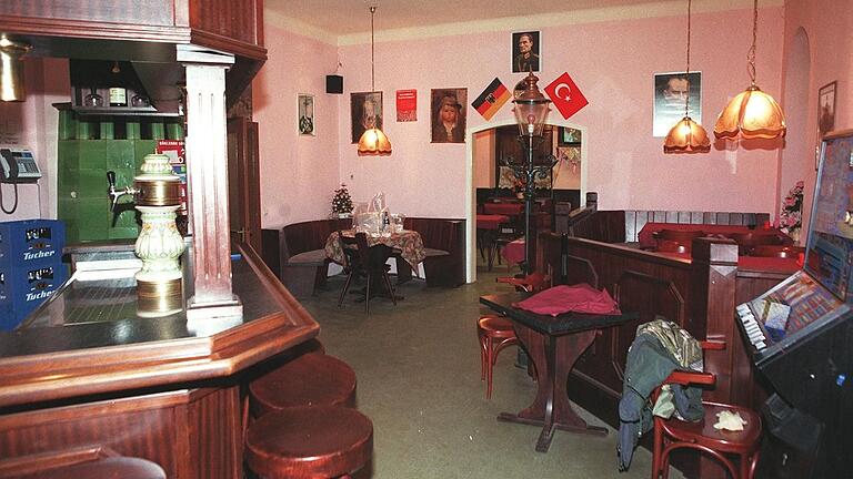 Die Kneipe des 1999 ermordeten Gastwirts Edip Saraç im Würzburger Stadtteil Zellerau: 25 Jahre nach der Bluttat nahm die Polizei jetzt zwei verdächtige Männer fest. Die Kneipe des 1999 ermordeten Gastwirts Edip Saraç im Würzburger Stadtteil Zellerau: 25 Jahre nach der Bluttat nahm die Polizei jetzt zwei verdächtige Männer fest.