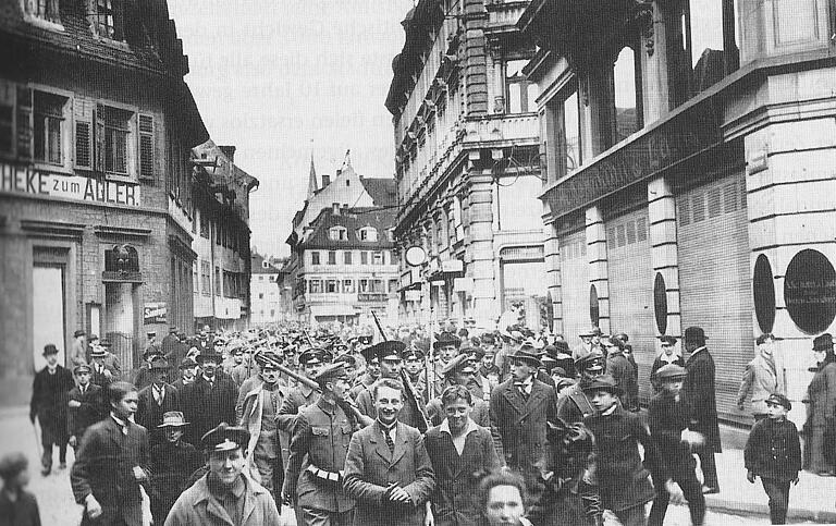 Am 9. April 1919 ziehen die Kämpfer gegen die Würzburger Räterepublik nach der Einnahme der Residenz siegestrunken durch die Stadt. Am 9. April 1919 ziehen die Kämpfer gegen die Würzburger Räterepublik nach der Einnahme der Residenz siegestrunken durch die Stadt.