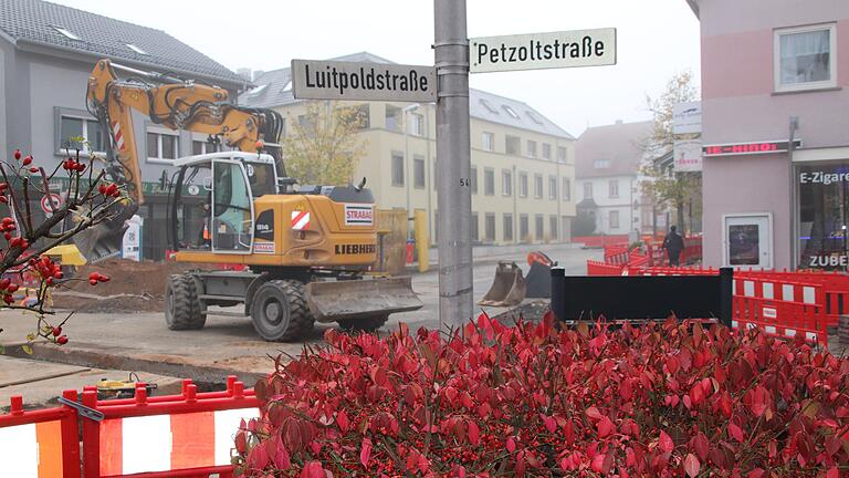 Der Ausbau der Ortsdurchfahrt, der B8 in Marktheidenfeld, schreitet voran - mit den entsprechenden Verkehrsbehinderungen. Hier der Blick auf die Kreuzung Luitpoldstraße/Petzoltstraße aus Richtung Kupsch und Kanzlei Gregor Ende Oktober. Der Ausbau der Ortsdurchfahrt, der B8 in Marktheidenfeld, schreitet voran - mit den entsprechenden Verkehrsbehinderungen. Hier der Blick auf die Kreuzung Luitpoldstraße/Petzoltstraße aus Richtung Kupsch und Kanzlei Gregor Ende Oktober.