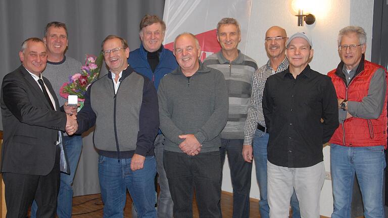 Albertshofens Bürgermeister Horst Reuther (von links) ehrte Swen Wendemuth (stellvertretend für seine Tochter), den langjährigen Gemeinderat Lorenz Hofmann sowie die meisterlichen Tennisspieler Johann Dietsch, Wolfgang Schmitt, Wolfgang Rützel, Georg Rüttinger, Johannes Rügemer und Herbert Kutschera.