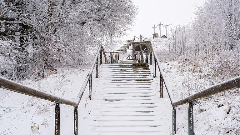 Wintereinbruch in der Rhön: Der Kreuzberg ist am 21. November 2024 von Schnee bedeckt.