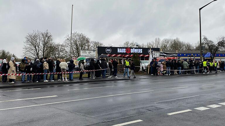 Security-Mitarbeitende sollen den Andrang bei der Eröffnung in Schweinfurt unter Kontrolle halten. Security-Mitarbeitende sollen den Andrang bei der Eröffnung in Schweinfurt unter Kontrolle halten.