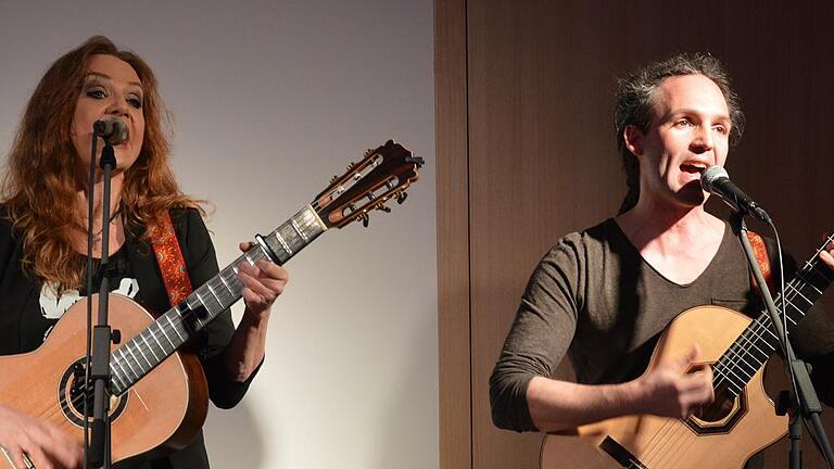 Suzan Baker und Dennis Lüddicke zeigten sich begeistert von der Hörbar in der neuen Stadthalle. Suzan Baker und Dennis Lüddicke zeigten sich begeistert von der Hörbar in der neuen Stadthalle.