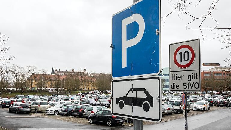 Wird der Großparkplatz an der Talavera in Würzburg gebührenpflichtig oder nicht? Um diese Frage dreht sich ein geplanter&nbsp; Bürgerentscheid.