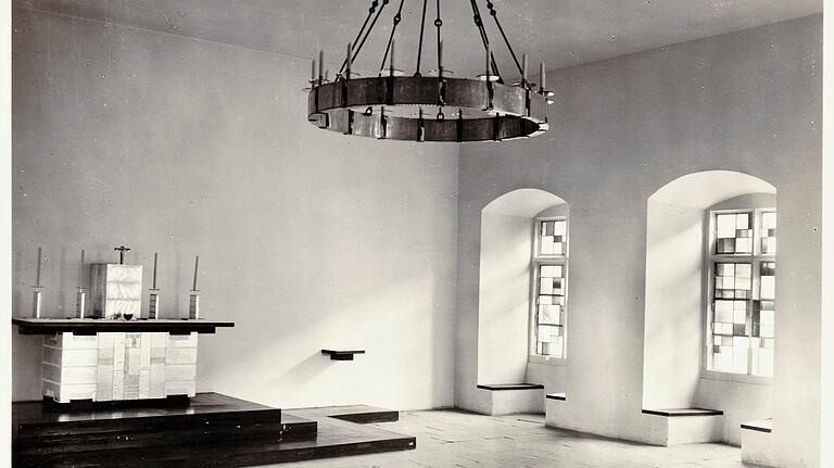 Die im "Bauhaus"-Stil neu gestaltete Burgkapelle: Dort wurden schon in den 1930er Jahren Gottesdienste vom Priester zur und mit der Gemeinde gefeiert, wie es erst mehr als drei Jahrzehnte später seit dem 2. Vatikanischen Konzil üblich werden sollte. Die im "Bauhaus"-Stil neu gestaltete Burgkapelle: Dort wurden schon in den 1930er Jahren Gottesdienste vom Priester zur und mit der Gemeinde gefeiert, wie es erst mehr als drei Jahrzehnte später seit dem 2. Vatikanischen Konzil üblich werden sollte.