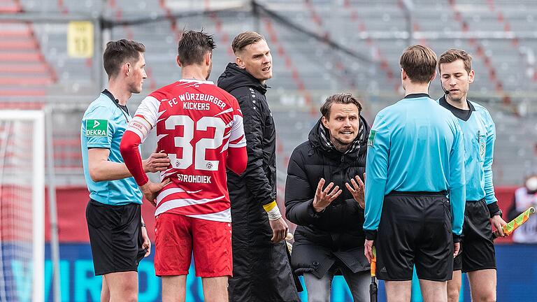 'Das zermürbt dich': Sebastian Schuppan (Dritter von rechts), Vorstand Sport der Würzburger Kickers, hadert mit dem Schiedsrichtergespann nach dem Schlusspfiff gegen Jahn Regensburg. Dem Ausgleichstreffer der Oberpfälzer war ein Foulspiel an Frank Ronstadt vorausgegangen. 'Das zermürbt dich': Sebastian Schuppan (Dritter von rechts), Vorstand Sport der Würzburger Kickers, hadert mit dem Schiedsrichtergespann nach dem Schlusspfiff gegen Jahn Regensburg. Dem Ausgleichstreffer der Oberpfälzer war ein Foulspiel an Frank Ronstadt vorausgegangen.