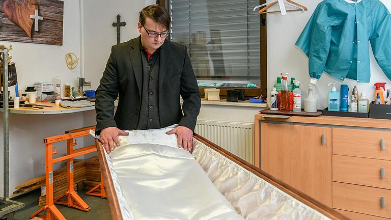 Bestatter Christian Flammersberger in den Räumen seines Besattungsinstituts in Giebelstadt (Lkr. Würzburg). Für ihn gehören Trauer und Tod zu den Herausforderungen des Berufsalltag. Bestatter Christian Flammersberger in den Räumen seines Besattungsinstituts in Giebelstadt (Lkr. Würzburg). Für ihn gehören Trauer und Tod zu den Herausforderungen des Berufsalltag.