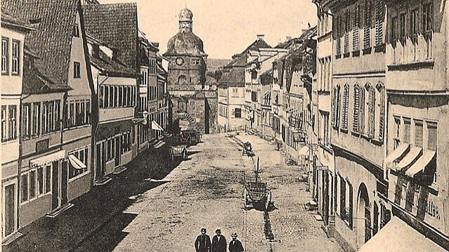 Die Schweinfurter Rückertstraße um 1866. Das Mühltor im Hintergrund wurde 1564 bis 1566 erbaut und 1876 abgetragen Die Schweinfurter Rückertstraße um 1866. Das Mühltor im Hintergrund wurde 1564 bis 1566 erbaut und 1876 abgetragen