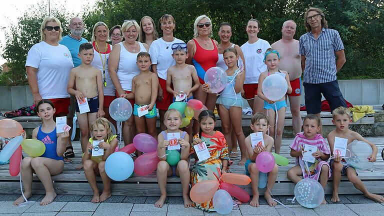 Zwölf Kinder haben zum Abschluss des Schwimmkurses in Abtswind ihre Abzeichen erhalten. Die Betreuer von der Wasserwacht, die Initiative Abtswinder Schwimmbad und der Gemeinde Abtswind freuten sich mit ihnen.