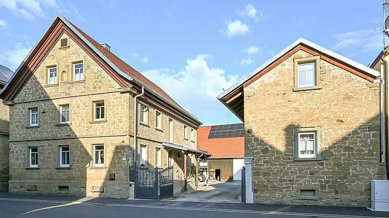 Von der Garstadter Dorfstraße aus besticht am Hof die Sandsteinfassade des Wohnhauses (links) und der Giebel des ehemaligen Kuhstalls (rechts). Von der Garstadter Dorfstraße aus besticht am Hof die Sandsteinfassade des Wohnhauses (links) und der Giebel des ehemaligen Kuhstalls (rechts).