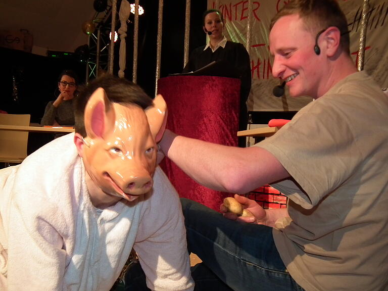 In der Gerichtsverhandlung kam auch der Schweineaufstand mit der Hilfe eines Schweineflüsterer (Christian Klopf) und Jonathan Leidner als Schwein zur Sprache. In der Gerichtsverhandlung kam auch der Schweineaufstand mit der Hilfe eines Schweineflüsterer (Christian Klopf) und Jonathan Leidner als Schwein zur Sprache.