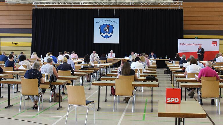 Bereits im Juli 2020 hielt die Unterfranken-SPD in Stockstadt (Lkr. Aschaffenburg) einen Präsenzparteitag unter Corona-Auflagen ab. Bereits im Juli 2020 hielt die Unterfranken-SPD in Stockstadt (Lkr. Aschaffenburg) einen Präsenzparteitag unter Corona-Auflagen ab.