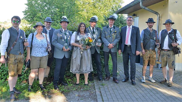 Eingerahmt von den Böllerschützen des Trachtenvereins freuten sich die diesjährigen Sieger des Königsschießens über ihren Erfolg. Bürgermeister Wolfgang Lampe (Dritter von rechts) und Sportleiter Uwe Serby (Vierter von rechts) gratulierten Dieter Riedel, Anja Müller und Holger Hegwein.