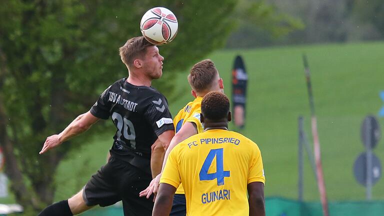 Björn Schönwiesner (links, TSV Aubstadt) setzt sich gegen Jannik Fippl und Peter Guinari vom FC Pipinsried durch. Björn Schönwiesner (links, TSV Aubstadt) setzt sich gegen Jannik Fippl und Peter Guinari vom FC Pipinsried durch.