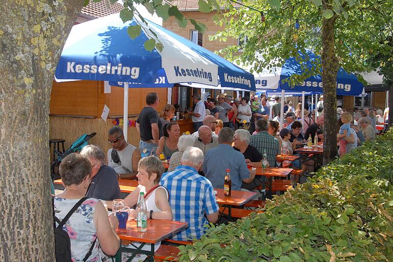 Zum Mittagstisch am Markt Herrnsheimer Marktsonntag waren der Hof und auch der Saal der Marktschänke prall mit Besuchern gefüllt. Zum Mittagstisch am Markt Herrnsheimer Marktsonntag waren der Hof und auch der Saal der Marktschänke prall mit Besuchern gefüllt.