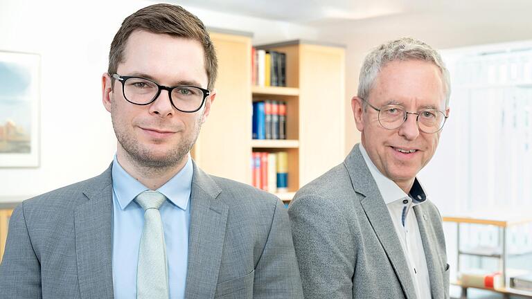 Wechsel im Hofheimer Notarbüro: Dr. Thomas Goppert (rechts) verabschiedet sich in den Ruhestand. Sein Nachfolger als Notar ist Achim Rohr.