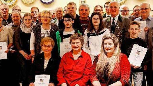 Die Gaumeister in der aktiven Klasse, bei den Frauen und bei den Senioren präsentieren sich dem Fotografen zusammen mit dem stellvertretenden Gauschützenmeister Otto Iff (Grafenrheinfeld/links), Schützenmeister Dieter Stiller (Schwanfeld/rechts) sowie Gausportleiterin Monika Ripperger (Bergrheinfeld/2. von rechts).