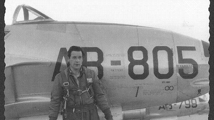 Karl Heinz Hofmann 1959 nach seinem erste Alleinflug in einem Düsenjet, einer T 33 Lockheed Silverstone. Karl Heinz Hofmann 1959 nach seinem erste Alleinflug in einem Düsenjet, einer T 33 Lockheed Silverstone.