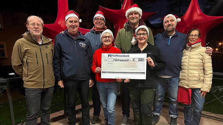 Freudige Gesichter bei der Spendenübergabe an den Weihnachtsmarktverein:  (von links) Rainer Imhof, Karl-Hermann Hummel, Eric Schürr, Christiane Werthmann, Jürgen Goldbach, Ingrid Werner, Uwe Gottschalk und Gurpreet Zagel.&nbsp;
