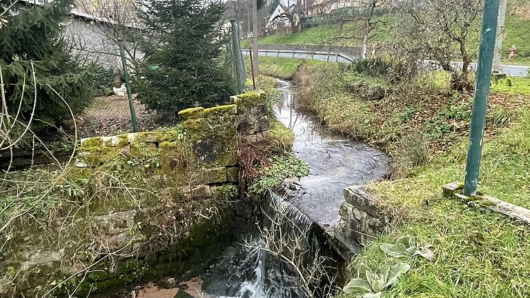 Der Mühlbach schlängelt sich an der Kreisstraße entlang durch die Ortschaft und auch durch Privatgrundstücke. Der Mühlbach schlängelt sich an der Kreisstraße entlang durch die Ortschaft und auch durch Privatgrundstücke.