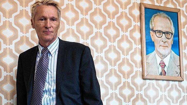 Müller in der Gedenkstätte Berlin-Hohenschönhausen - Hubertus Knabe leitet die Gedenkstätte im ehemaligen Stasi-Gefängnis Berlin-Hohenschönhausen. Von der Wand grüßt Erich Honecker. Müller in der Gedenkstätte Berlin-Hohenschönhausen - Hubertus Knabe leitet die Gedenkstätte im ehemaligen Stasi-Gefängnis Berlin-Hohenschönhausen. Von der Wand grüßt Erich Honecker.