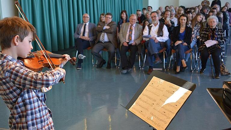 Clemens Palm (9 Jahre) aus Unsleben begeisterte beim Preisträgerkonzert im Orgelsaal mit seinem Geigenspiel.