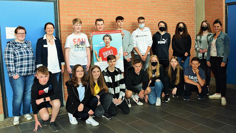 Die beiden Beraterinnen Sandra Stamatakis und Sybilla Schmitt-Peter (von links) zusammen mit Lehrerin Christina Lurz (rechts) und Schülerinnen und Schülern der 9. Klasse.