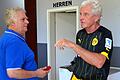 Immer im Einsatz: Walter Braun (links) beim Interview mit dem ehemaligen Bundestrainer Erich Ribbeck. Die AH-Mannschaft des SV/DJK Sommerach kickte 2015 gegen eine prominent besetzte Dortmunder Auswahl, zu der auch Ribbeck gehörte.&nbsp;&nbsp;