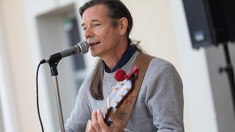 Donny Vox bei einem seiner wenigen Auftritte im Sommer 2020 auf dem Gut Wöllrieder Hof. Donny Vox bei einem seiner wenigen Auftritte im Sommer 2020 auf dem Gut Wöllrieder Hof. 