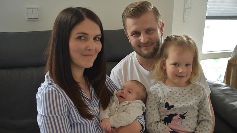 Die stolzen Eltern Vanessa und Robert Hüllmantel mit ihren Kindern Sophie und Ben. Die stolzen Eltern Vanessa und Robert Hüllmantel mit ihren Kindern Sophie und Ben.